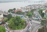Ùn tắc do cấm cầu Long Biên, cảnh sát phải điều tiết nhiều loại xe qua cầu Vĩnh Tuy