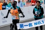 Công nghệ 19/4: Robot hình người thi chạy marathon tại Trung Quốc