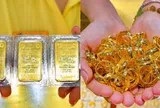 Giá vàng tiếp tục giảm mạnh, người vừa mua hôm qua đã lỗ
