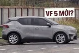 Dàn xe lạ giống VinFast VF 5 mới tiếp tục lộ diện: Đầu góc cạnh, cánh gió dài thể thao hơn, mâm lớn như VF 6