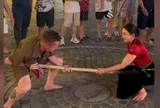 Khách Tây chật vật, lắc đầu xin dừng khi đối đầu với cô gái người Thái chỉ nặng 50kg