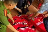 Xử phạt người phụ nữ bày bán 7 bộ quần áo giả nhãn hiệu Manchester United