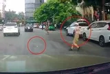 Người phụ nữ lao thẳng vào đầu ô tô chỉ để nhặt quả xoài rụng