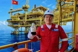 Chai dầu đen xì, đặc quánh trên bàn làm việc Tiến sĩ Ngô Hữu Hải được qua 4 lưu giữ qua thập kỷ