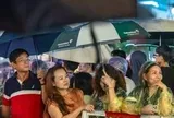 Mưa nhưng hàng ngàn người vẫn đổ về trung tâm ngắm pháo bông mừng 50 năm thành phố mang tên Bác