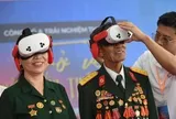 Người dân Nha Trang trải nghiệm công nghệ VR, sống lại Mùa thu Độc lập năm 1945