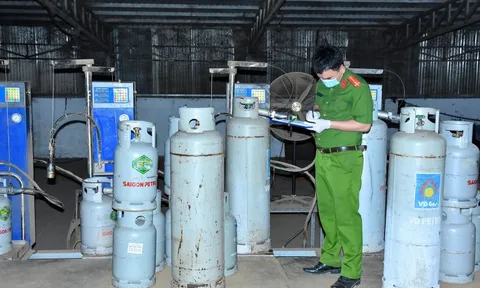 Triệt phá đường dây gas giả: Đồng loạt khám xét 10 địa điểm, thu giữ gần 4.000 bình, 14 xe ô tô