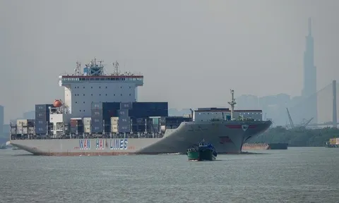 Xung đột Trung Đông: “Nghẽn cổ chai” tại Hormuz, hãng tàu áp thêm phụ phí chiến tranh