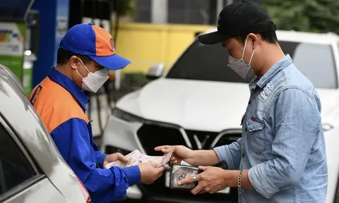 Tối 11/3, giá xăng dầu giảm mạnh, RON95 hạ gần 4.000 đồng/lít