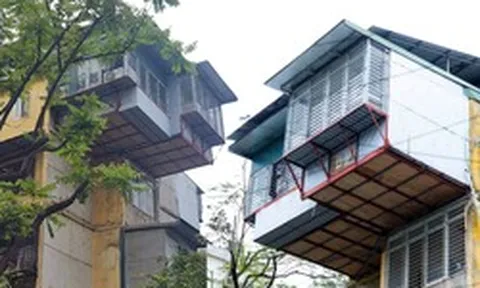 Tận thấy căn nhà “tổ chim” treo lơ lửng bên hông khu tập thể cũ tại Hà Nội: "Nhà của người liều"