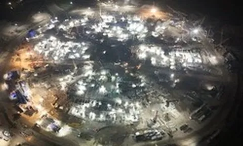 Đại công trường rực sáng xuyên đêm, tăng tốc xây sân vận động lớn nhất thế giới