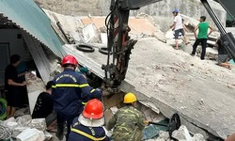 Ngôi nhà 2 tầng bất ngờ đổ sập khi đang cải tạo, 3 người thương vong