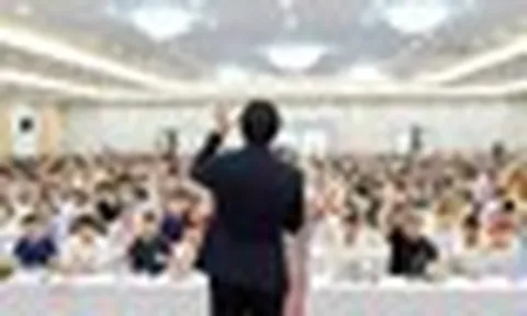 Một công ty "dạy làm giàu" phải dừng bán khóa học, chủ tịch là diễn giả nổi tiếng bất ngờ xin từ chức