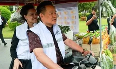 Thủ tướng Thái Lan bất ngờ lái xe ba bánh bán rong: Hơn 4 triệu hộ gia đình sắp nhận tin vui lớn