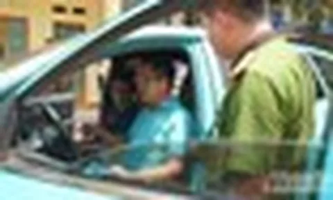 Bắt 4 tài xế lắp thiết bị điện tử trên taxi điện nhằm chiếm đoạt tiền