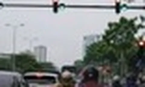 Đèn xanh bất ngờ chuyển đỏ khi đang đi có bị phạt nguội: Cục CSGT chỉ rõ, hàng triệu người dân cần chú ý ngay!
