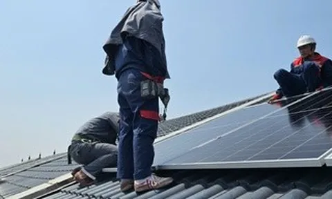 Giá tấm pin năng lượng, pin lưu trữ đồng loạt tăng giữa "cơn sốt" lắp điện mặt trời mái nhà