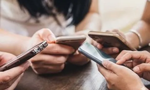 Thế hệ trẻ Việt Nam dành 7 tiếng/ngày online: Khi chiếc điện thoại trở thành “người chen ngang” mọi cuộc gặp