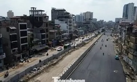 Cận cảnh 500m đường Vành đai 1 Hoàng Cầu - Voi Phục vừa hoàn thành thảm nhựa