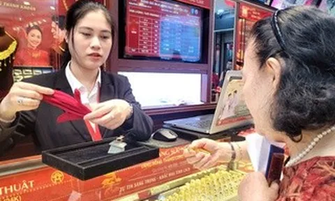 Chuyên gia lý giải vì sao giá vàng "ngủ dậy" giảm hàng triệu đồng mỗi lượng