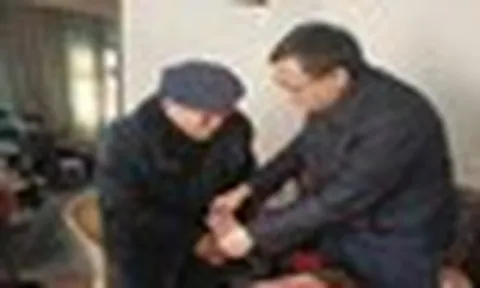 Ông cụ cầm giấy nợ đến ủy ban muốn "nhận lại" hơn 42 tỷ đồng, cán bộ lập tức nhờ công an mở cuộc điều tra, phát hiện sự thật chấn động