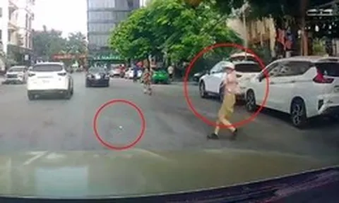 Người phụ nữ lao thẳng vào đầu ô tô chỉ để nhặt quả xoài rụng