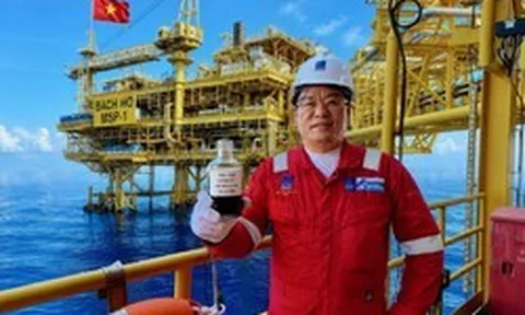 Chai dầu đen xì, đặc quánh trên bàn làm việc Tiến sĩ Ngô Hữu Hải được qua 4 lưu giữ qua thập kỷ