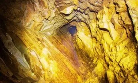 Khoan sâu xuống tầng địa chất, phát hiện 100 mét quặng vàng hàm lượng cao