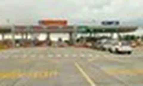 Lùi xe tại trạm thu phí trên cao tốc để xử lý sự cố có bị phạt nguội?