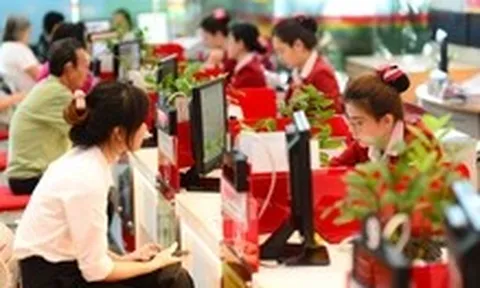 Ngân hàng, bảo hiểm đua chuyển đổi số