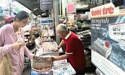 Xúc động trao nhau những 'tờ báo chia tay'