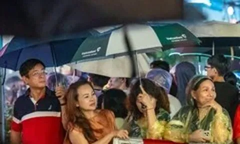 Mưa nhưng hàng ngàn người vẫn đổ về trung tâm ngắm pháo bông mừng 50 năm thành phố mang tên Bác