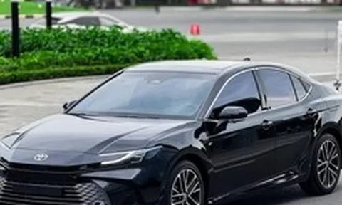 Toyota Camry hybrid có giá mới tại Việt Nam
