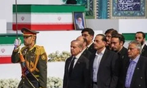 Ông Medvedev viếng linh cữu cố Lãnh tụ tối cao Iran Ali Khamenei tại Tehran
