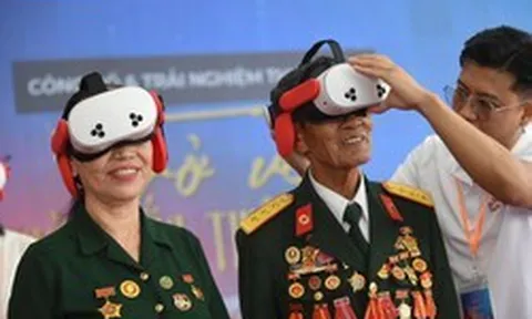 Người dân Nha Trang trải nghiệm công nghệ VR, sống lại Mùa thu Độc lập năm 1945