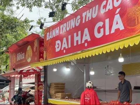 Bánh trung thu giảm giá một nửa, mời chào khách sau rằm