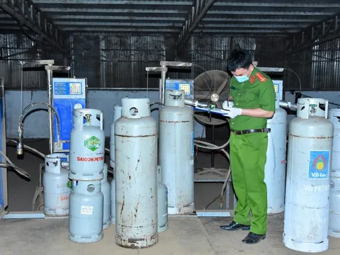 Triệt phá đường dây gas giả: Đồng loạt khám xét 10 địa điểm, thu giữ gần 4.000 bình, 14 xe ô tô