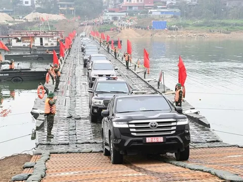 Thủ tướng khen các đơn vị 'thần tốc' hoàn thành cầu phao bắc qua sông Lô