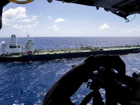 Truy đuổi xuyên Đại Tây Dương, Mỹ vừa chặn bắt một tàu chở dầu bất hợp pháp, hoạt động dưới tên giả