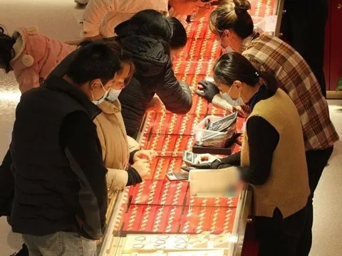 Cặp vợ chồng bán nhà, mang 5,6 tỷ đi mua vàng giữa lúc giá đạt đỉnh, nhân viên lập tức dừng giao dịch