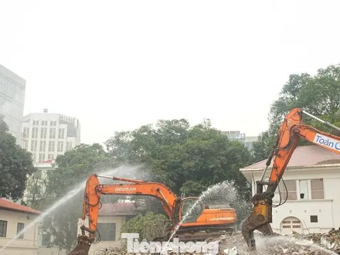 Phá dỡ công trình phía Đông hồ Hoàn Kiếm, liên tục phun nước dập bụi