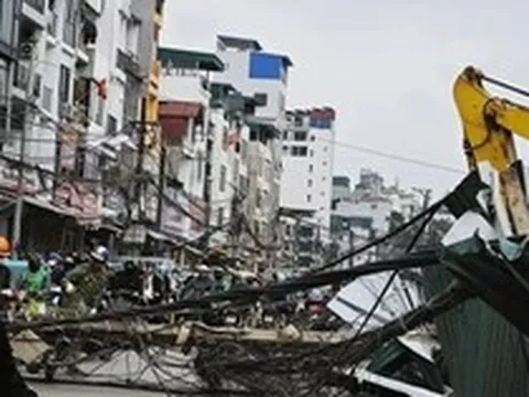 Hà Nội: Cột điện bất ngờ đổ chắn ngang đường La Thành