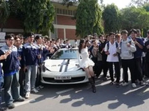 Người dân vây kín dàn xe của ông Đặng Lê Nguyên Vũ: ‘Lần đầu em được thấy nhiều Rolls-Royce, Range Rover, không ngờ chúng to đến vậy’