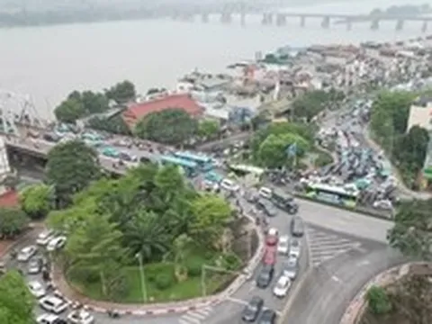 Ùn tắc do cấm cầu Long Biên, cảnh sát phải điều tiết nhiều loại xe qua cầu Vĩnh Tuy