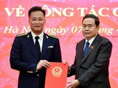 Chủ tịch Quốc hội trao Nghị quyết của Quốc hội cho Tổng Kiểm toán Nhà nước