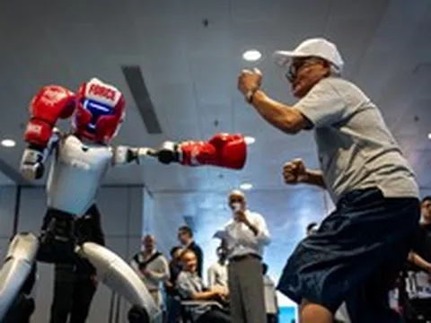 Công nghệ 14/4: Robot đấu võ tại Hong Kong, Booking bị tấn công