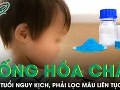 Bé 2 tuổi nguy kịch do uống nhầm hóa chất anh trai mang ở trường về