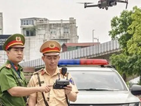 CSGT bay flycam, camera AI bắt lỗi loạt tài xế dừng đỗ xe sai quy định