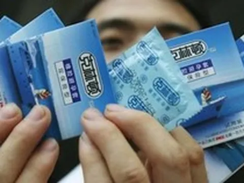 Người Trung Quốc kêu gọi nhau tích trữ số lượng lớn bao cao su