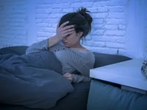 Nửa đêm tỉnh giấc vã mồ hôi, tim đập thình thịch, cẩn trọng thận hư